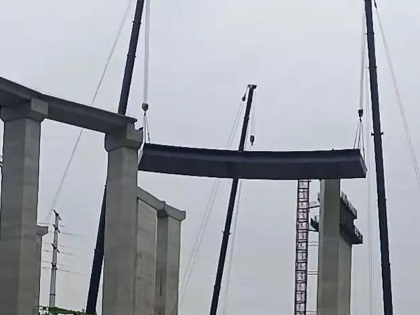 大噸位吊車出租助力橋梁設備吊裝